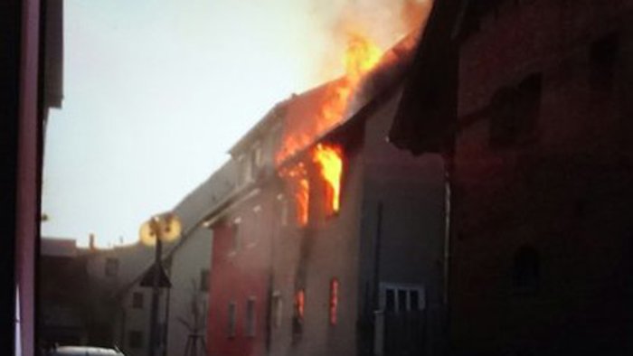 Wohnhausanbau lichterloh in Flammen