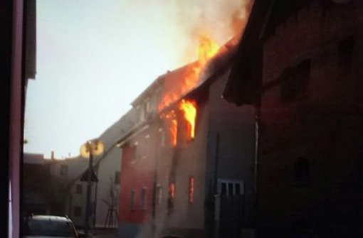 Flammen schlagen am Freitagmorgen aus dem Anbau eines Wohnhauses in Renningen. Foto: Andreas Rosar Fotoagentur-Stuttgart