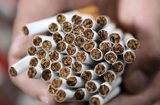 Jeder Mitarbeiter eines Unternehmens der Tabakbranche hat laut Tarif Anspruch auf 600 Zigaretten im Monat – kostenfrei und steuerfrei. Foto: Christian Charisius/dpa