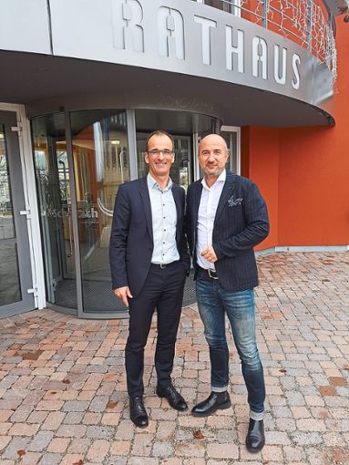 Hansjörg Mair (rechts), Geschäftsführer der Schwarzwald Tourismus GmbH, besucht sich auf Einladung von  Bürgermeister Jörg Frey (links) Schonach.  Foto: Gemeinde Foto: Schwarzwälder Bote