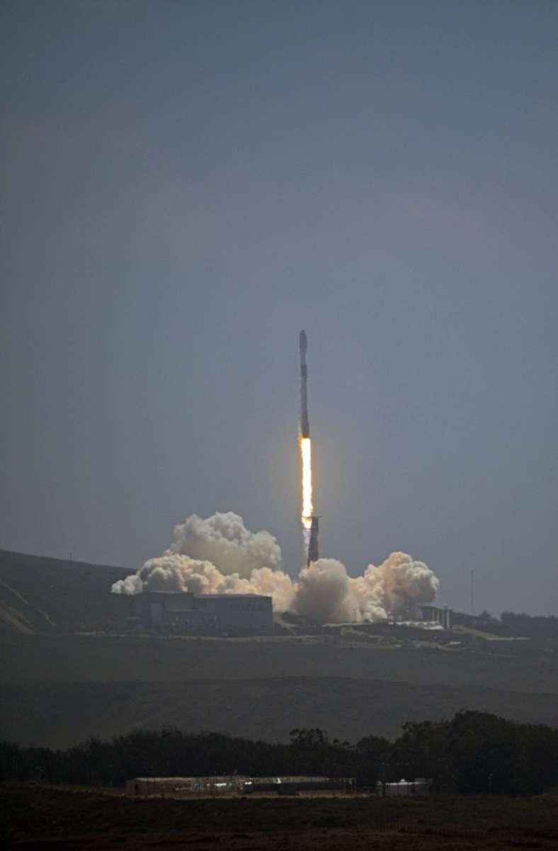 Auf diesem von der U.S. Space Force zur Verfügung gestellten Foto startet eine SpaceX Falcon-9-Rakete mit der Starlink-Mission 3-3 vom Space Launch Complex-4E an der Vandenberg Space Force Base, Kalifornien.