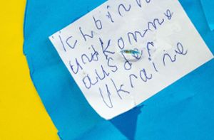 „Ich bin ... und komme aus der Ukraine“ steht auf dem Zettel. Viele Kinder aus der Ukraine lernen an der Gemeinschaftsschule in Horb Deutsch. (Symbolfoto) Foto: Marijan Murat/dpa
