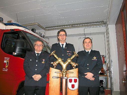 Die Feuerwehr-Abteilung Irslingen, das neue MLF, Ralf Etter, Siegfried Bihl und Heiko Glaser (von links) prägen den Abend. Foto: Schwarzwälder-Bote