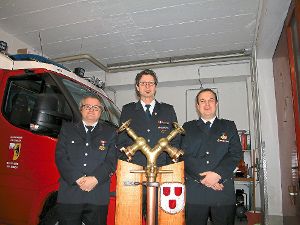 Die Feuerwehr-Abteilung Irslingen, das neue MLF, Ralf Etter, Siegfried Bihl und Heiko Glaser (von links) prägen den Abend. Foto: Schwarzwälder-Bote