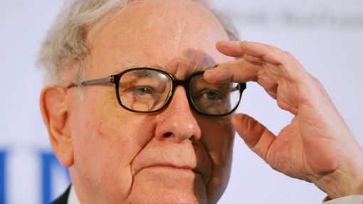 Im Ausland sieht Warren Buffett gar keine passenden Kandidaten für die Geldanlage. Foto: Arne Dedert/dpa