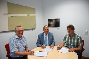 Schulleiter Bernhard Dennig (von links), Hauptamtsleiter Uwe Weisser und Matthias Dobler (stellvertretender Schulleiter) unterzeichnen die Vereinbarung Foto: Schule Foto: Schwarzwälder Bote