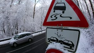 Eisglätte: BMW durchbricht Zaun