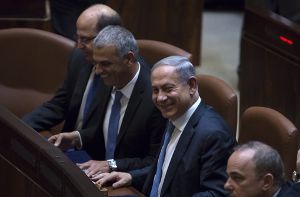 Israels Premier Benjamin Netanjahu (zweiter von rechts) Foto: dpa