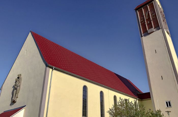 Sanierung in Blumberg: Der Kirchturm ragt erneuert heraus