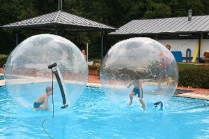 Mit dem  Aqua-Walking-Ball können die Badegäste quasi übers Wasser gehen. Foto: Danner