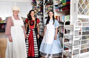Iris Zimmermann, Janina Ruh und Philippa Wenzler (von links) freuen sich über ihre perfekt sitzenden Kostüme für das Musical Alice im Wunderland. Foto: Siegmeier