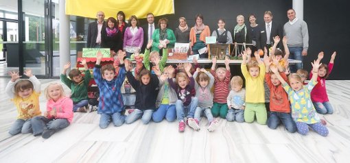 Die Kinder und ihre Erzieherinnen jubeln. Sie sind die Hauptgewinner der Aktion Kindergarten-Baustelle im Schwarzwald-Baar-Kreis. Foto: Eich