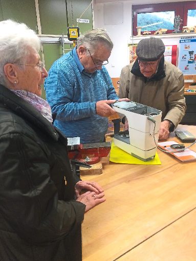 Reparieren statt Wegwerfen lautet eines der sinnvollen Konzepte im Reparatur-Café des Seniorenforums. Foto: Olowinsky Foto: Schwarzwälder-Bote