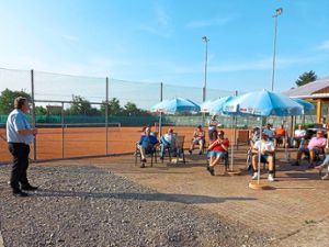 Die Hauptversammlung der Tennisgemeinschaft Rosenfeld hat  auf der Anlage  unter freiem Himmel stattgefunden. Foto: Verein