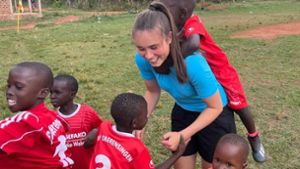 So vermittelt Anna Kiefl in Uganda die Begeisterung für Sport