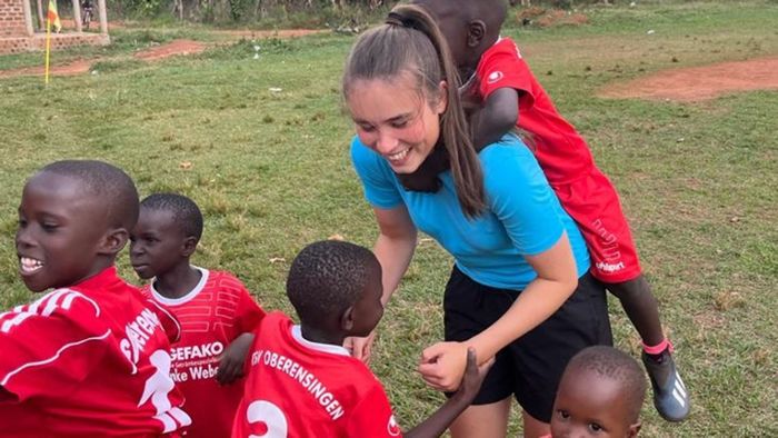 So vermittelt Anna Kiefl in Uganda die Begeisterung für Sport