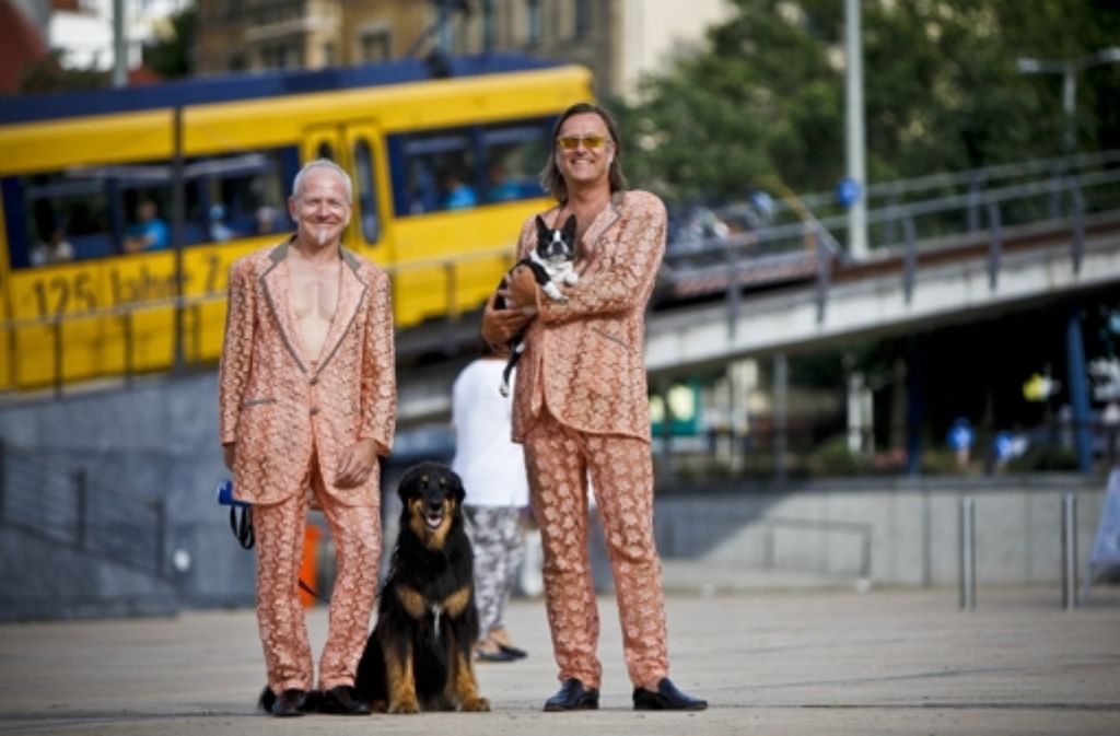 Die Comedians Michael Schulig und Michael Gaedt (von links) mit ihren Hunden auf dem Marienplatz im August 2012: Ein solches Bild wird es in diesem Jahr nicht geben. Foto: Peter-Michael Petsch
