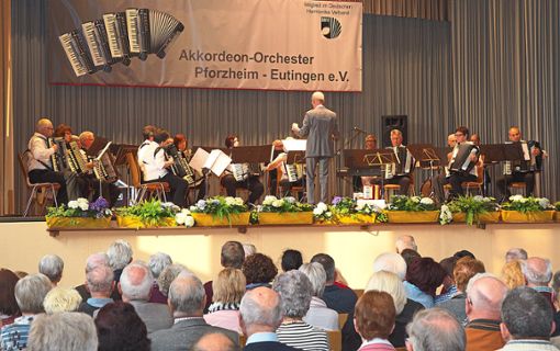 Das Akkordeonorchester Eutingen hatte zum 68. Frühjahrskonzert in die alte Turnhalle Eutingen eingeladen.  Foto: Helbig Foto: Schwarzwälder Bote