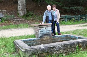 Dort, wo alles 1969 begann: Josef und Margret Ungar am Brunnen Unter Heubelstein. Foto: Schwarzwälder Bote