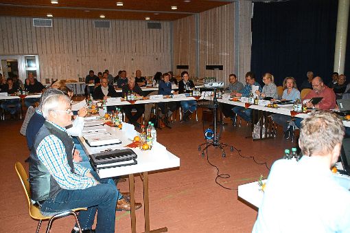 Den Haushaltsplan 2018 haben Gemeinderat und Ortschaftsräte in Brittheim auf den Tisch bekommen. Foto: Hertle Foto: Schwarzwälder-Bote
