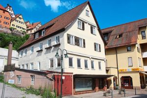 Das ehemalige Gasthaus Rose in der Altensteiger Rosenstraße soll erst im Herbst abgerissen werden.  Foto: Köncke Foto: Schwarzwälder Bote