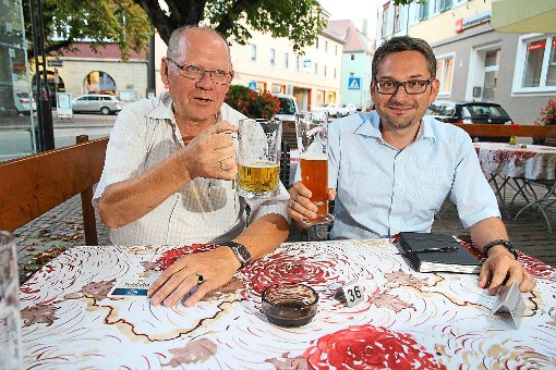 Robert Trautwein und Tobias Bronner (von links) laden zum politischen Stammtisch ein. Foto: Steinmetz Foto: Schwarzwälder-Bote