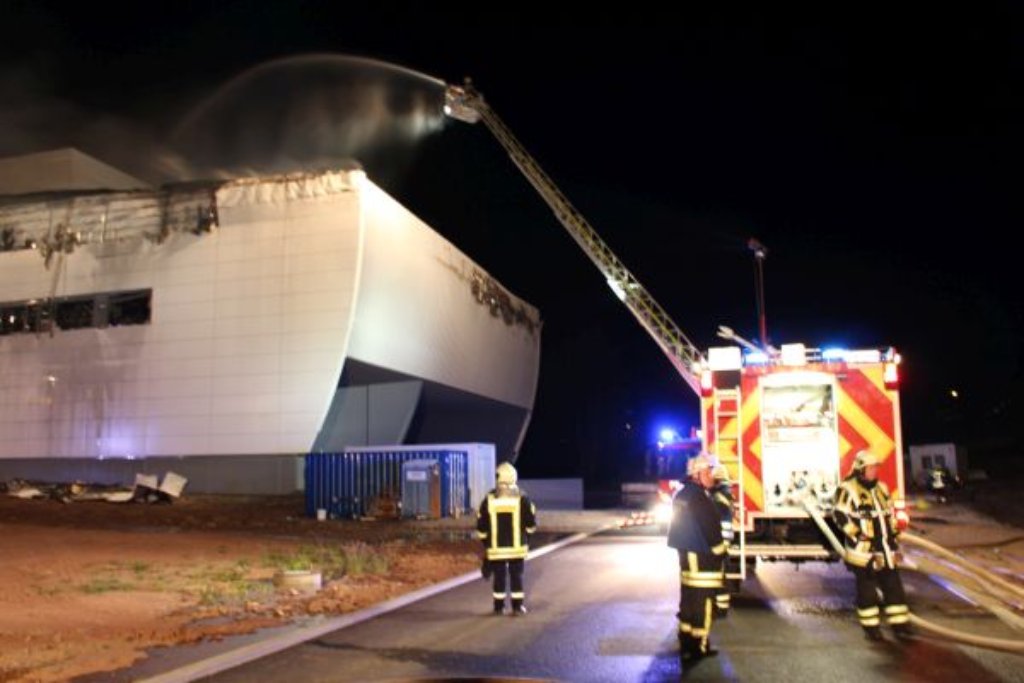 Bei einem Brand der Großkonditorei Pfalzgraf in Pfalzgrafenweiler ist in der Nacht zum Sonntag ein Sachschaden in zweistelliger Millionenhöhe entstanden.
