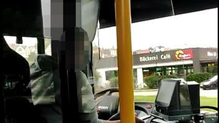 Fahrer daddelt am Handy – Bus ist voll mit Kindern
