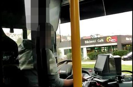 Im Aldi-Kreisel: Der Busfahrer greift nach dem Smartphone. Foto: Privat