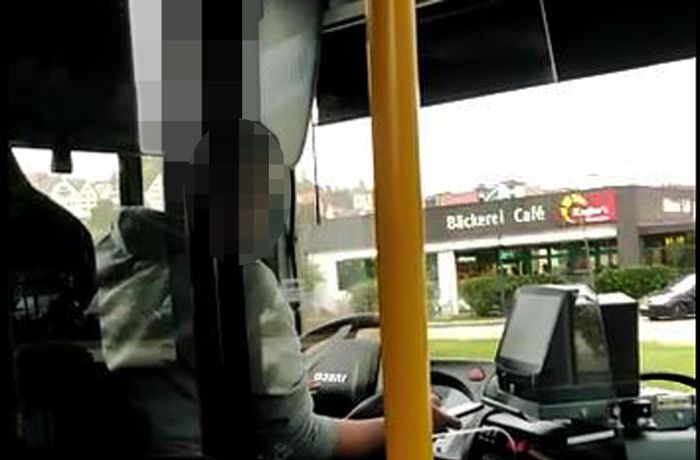Gefahr im Busverkehr Horb: Fahrer daddelt am Handy – Bus ist voll mit Kindern