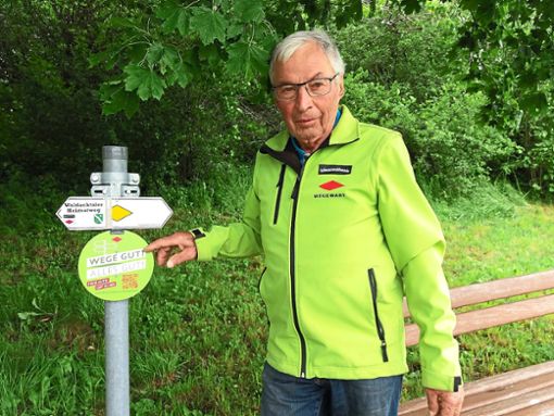 Wegewart Hans Ziefle präsentiert die neuen Rundschilder, welche der Schwarzwaldverein am Heimatweg Waldachtal angebracht hat.Foto: Maier Foto: Schwarzwälder Bote