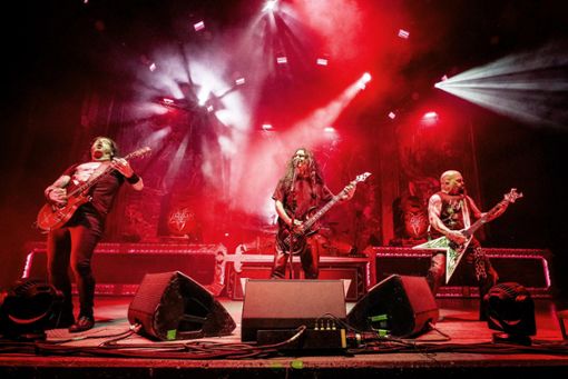Reign in Blood: Von der Slayer-Originalbesetzung sind nur noch Sänger und Bassist Tom Araya (Mitte) sowie Gitarrist Kerry King (rechts) dabei.  Foto: Vidyashev