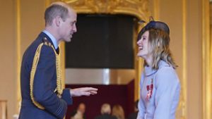 Prinz William überreicht Ehrungen des Königshauses