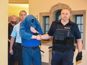 Unter strenger Bewachung von Justizvollzugsbeamten wird Drazen D. zur Urteilsverkündung geführt.  Foto: Graner