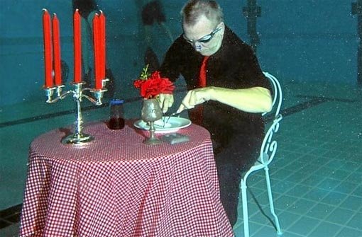 »Dinner for one« auf dem Beckengrund:Arnd Lohmann lässt sich’s schmecken. Foto: USC Altensteig