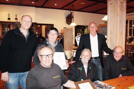 Jürgen Schaumann (hinten rechts) und Fritz Wöhrle (hinten links) ehrten (von links) Margot Lang sowie Wolfgang Grüttner, Engelbert Hock und Hans-Werner Kegel. Foto: Kegel