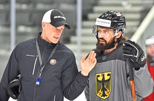 Die Deutsche Eishockey-Nationalmannschaft trainiert am Freitagmorgen in der Helios-ArenaTraining, hier Bundestrainer Toni Söderholm (links) mit dem Ex-Schwenninger Dominik Bittner. Foto: Sigwart