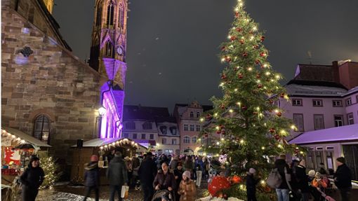 Viele Besucher kamen zum Auftakt des Weihnachtsmarkts in Villingen. An den Ständen ist einiges geboten. Foto: Simone Neß