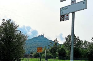 Gut ausgeschildert, und auf der Hechinger Etappe immer die Zollerburg im Blick – der Hohenzollernradweg hat eine seiner schönsten Etappen im Bereich  Hechingen. Foto: Stopper