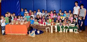 Die kreativen Kinder vom Altheimer Kindergarten zeigten, was sie aus Holz alles gesbastelt hatten. Foto: Morlok Foto: Schwarzwälder-Bote