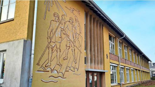 Die Ostfassade des alten Schulgebäudes mit dem Flößer-Ensemble wird saniert. Foto: Pfannes