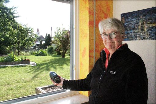 Ein Lautstärkemessgerät bestätigt Renate Bitzer einen Geräuschpegel rund um ihr Wohnhaus.  Foto: Müller
