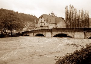 Hochwasser im Jahr 1978 in Sulz: Die Waldhornbrücke hält den Fluten stand.Archiv-Foto: Stadt Foto: Schwarzwälder-Bote