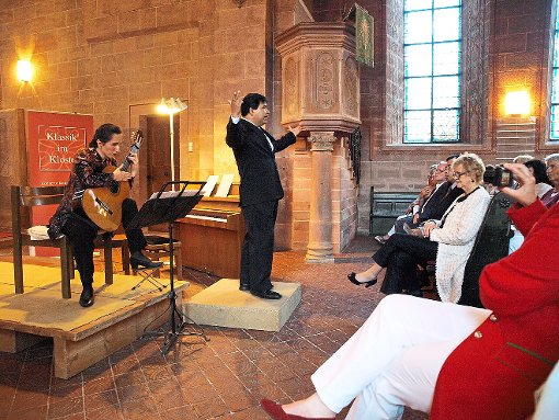 Ein Konzert mit spanischer Musik gaben Johanna Beisteiner (Gitarre), Stefanie Knauer (Klavier) und Omar Garrido (Bariton) in der Klosterkirche von Bad Herrenalb. Foto: Glaser Foto: Schwarzwälder-Bote