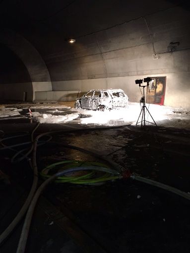 Gespenstische Szenerie: Das Wrack der ausgebrannten Mercedes-Geländelimousine im Scheinwerferlicht. Beschädigt wurde indes längst nicht nur das Auto.  Foto:  Bertsche