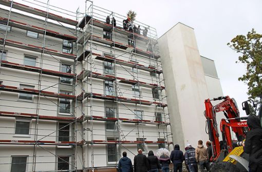 Hoch oben auf dem Dach des Wohnblockes 16 weihen die Zimmermänner der Firma Holzbau Jäckle aus Schwenningen das neue Wohnhaus ein. Dieses wird ab Dezember bezugsfertig sein. Foto: Schölzel