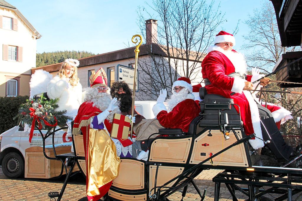 Hier winkt das Nikolausteam (von links): der Weihnachtsengel, St. Nikolaus, Knecht Ruprecht und die Helfer