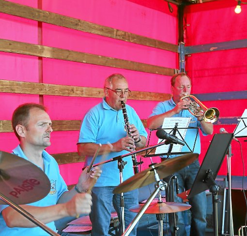Die Kuckucks unterhielten die Besucher der Sonnwendfeier mit flotten Melodien. Foto: Priestersbach Foto: Schwarzwälder-Bote