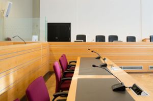Gerichtssaal in Hannover: Der wegen Mordverdachts angeklagte 14-Jährige hatte möglicherweise einen Komplizen (Archivbild). Foto: dpa/Julian Stratenschulte