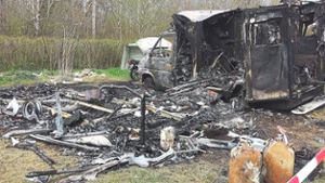 Die Flammen zerstörten gleich mehrere Fahrzeuge auf dem Campingplatz. Ein Mann hat die Brandstiftung gestanden. Foto: privat